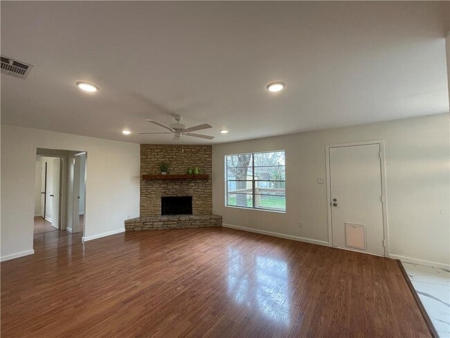 Foto del edificio - 1911 Heathwood Cir