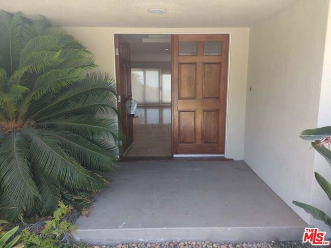 Building Photo - 1156 Las Pulgas Pl