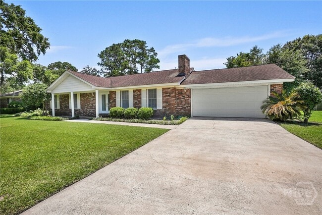 Building Photo - 204 Pine Grove Dr