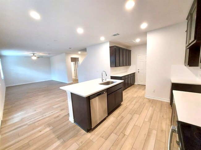Building Photo - 617 Limestone Rd