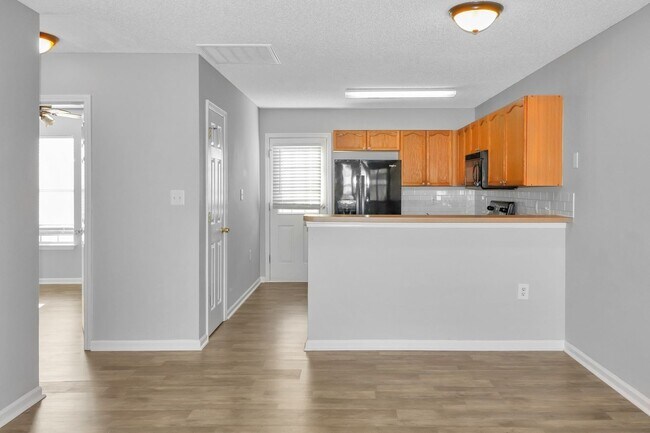 Building Photo - Light and bright 3 bedroom 2 bath townhome...