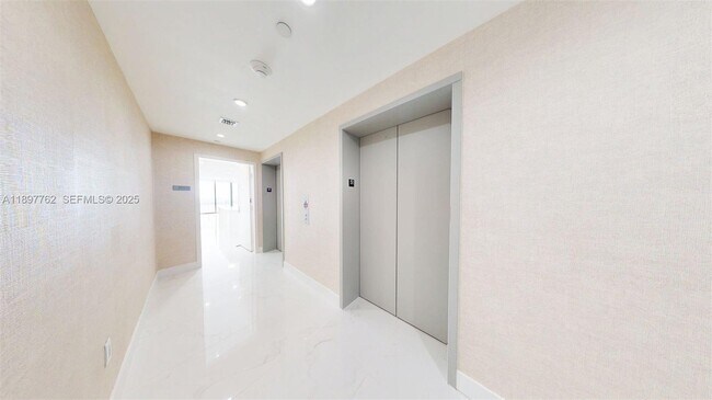 Foto del edificio - 700 NE 24th St