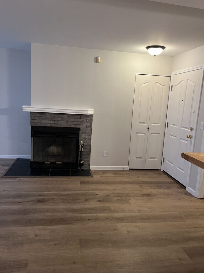 Building Photo - 2 Bedroom Condo