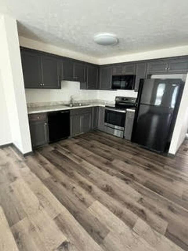 Building Photo - 585 Birch Hill Dr