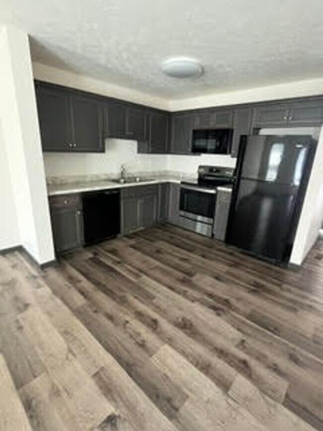 Foto del edificio - 585 Birch Hill Dr
