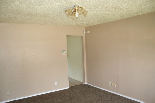 Building Photo - Coming Soon! 3 BED 1 BATH! Schedule a tour today!