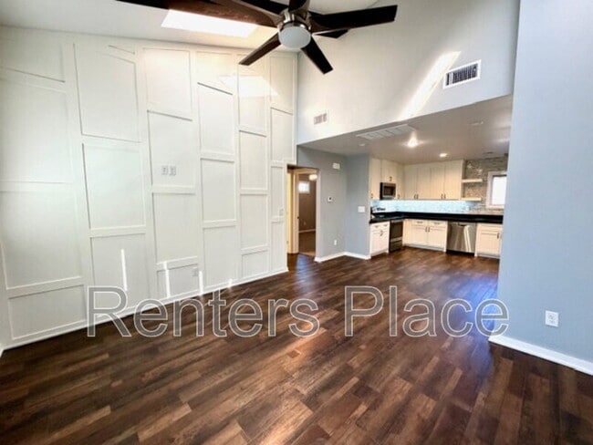 Building Photo - 415 S Victor Ave