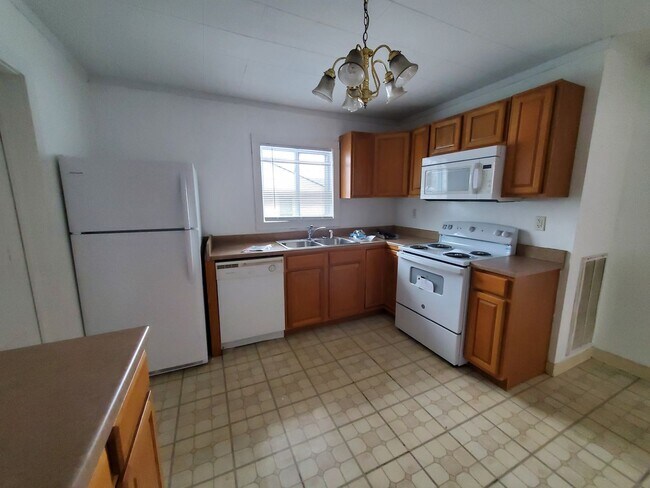 Building Photo - Get it now to see it. Perfect for young family. Great location