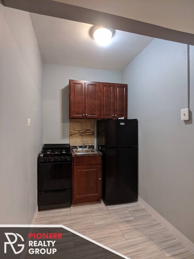 Building Photo - 6928 N Greenview Ave