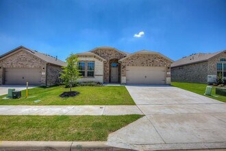 Building Photo - 2213 Dyre Dr