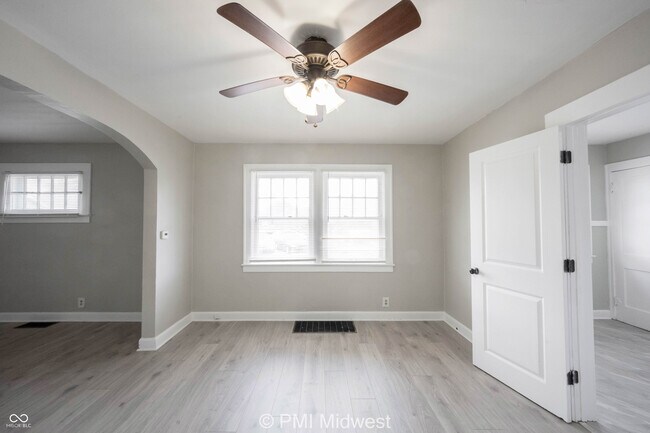 Foto del edificio - 4302 E 10th St