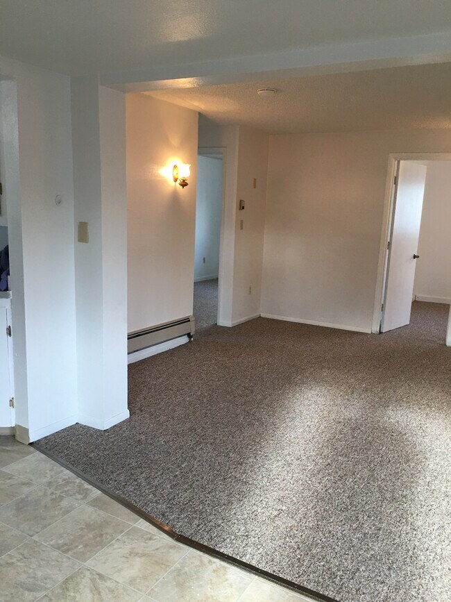 entrada a la sala de estar - 4404 Forrest Rd