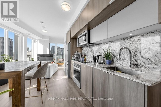 Building Photo - 575 Bloor St E