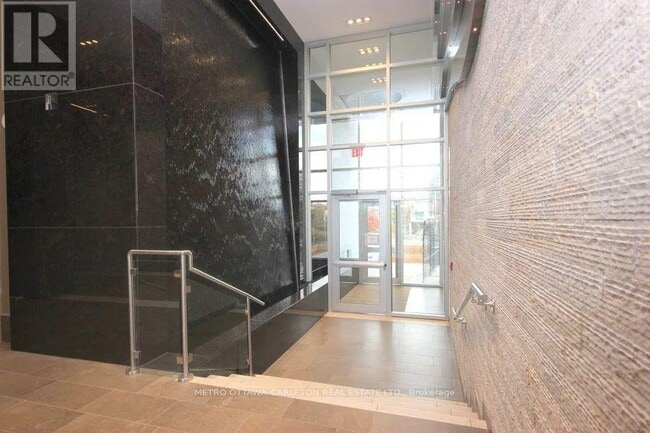 Building Photo - 1035 Bank St