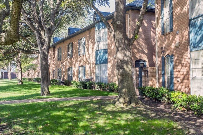 Foto del edificio - 6011 E University Blvd
