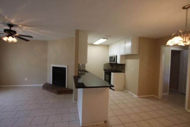 Building Photo - Cute 3 bedroom 2 bath duplex in Flint!