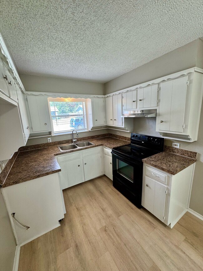 Building Photo - 6000 Lindy Ln