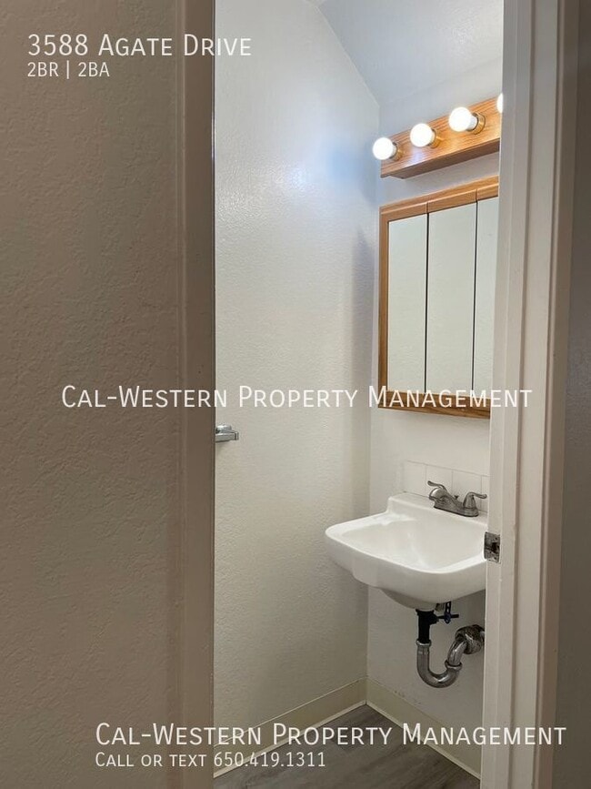 Building Photo - 2 Bedroom 1.5 Bath Townhouse off Bascom