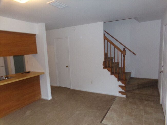 Foto del edificio - 2 BR Available in Prince George Commons To...
