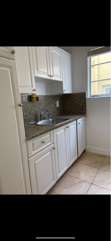 Foto del edificio - 7510 Byron Ave
