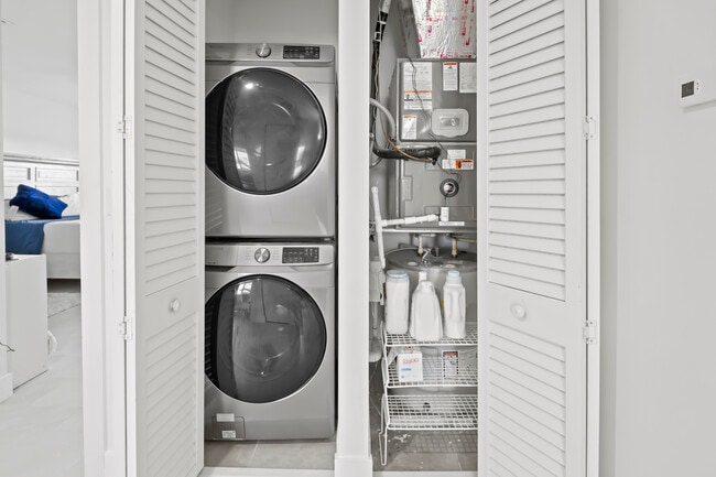 Building Photo - 410 NE 36th St