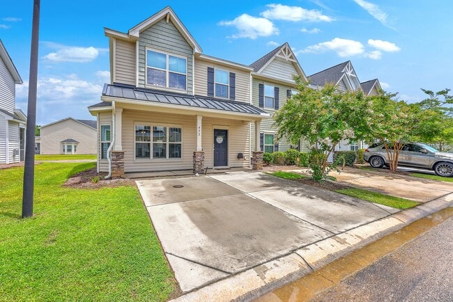 Building Photo - Spacious End-Unit Townhome with Modern Com...