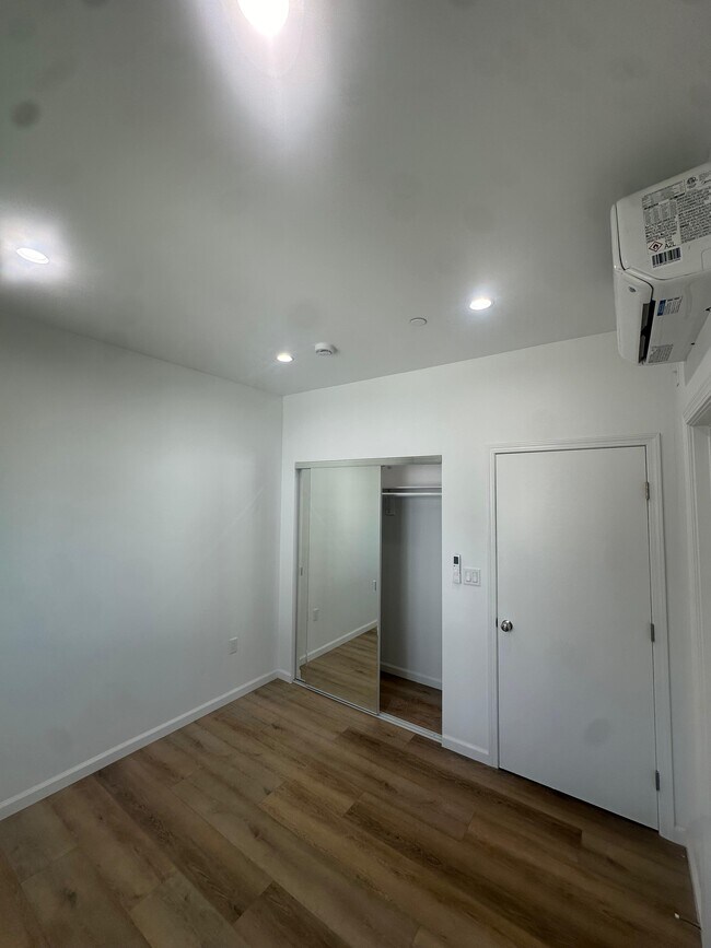 Foto del edificio - 709 E Magnolia Blvd