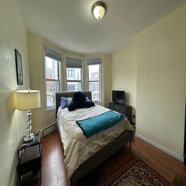 Building Photo - 160 Hopkins Ave