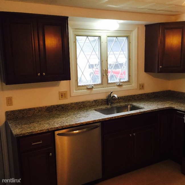 Building Photo - 3 br, 1.5 bath Apartment - 177 Sunshine