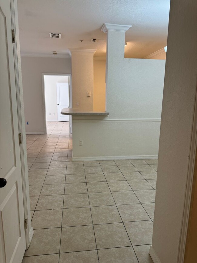 Building Photo - 2 Bedroom 2 Bath Condo in Guard Gated Comm...