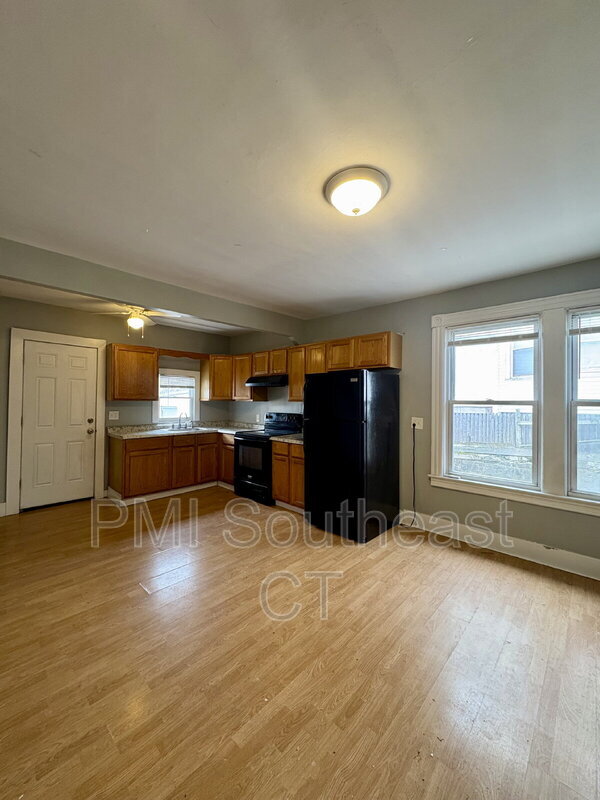 Foto del edificio - 50 Montauk Ave