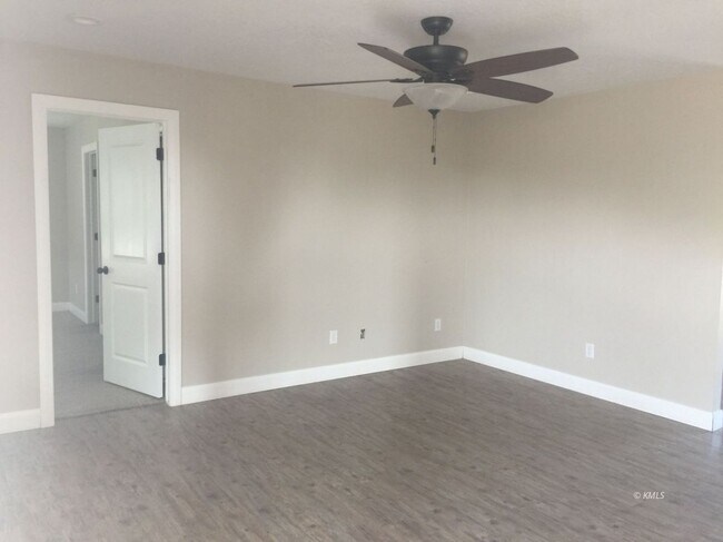 Building Photo - 632 W Aspen Dr