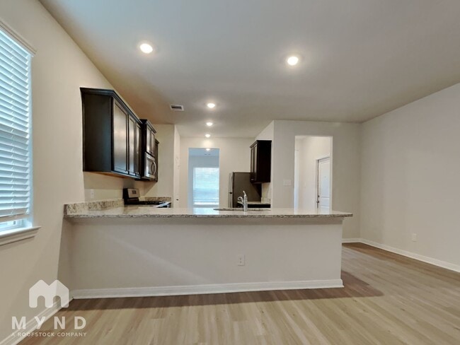 Building Photo - 15480 Maple Ter Dr