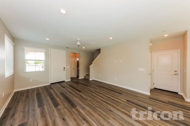 Building Photo - 662 Susanne St