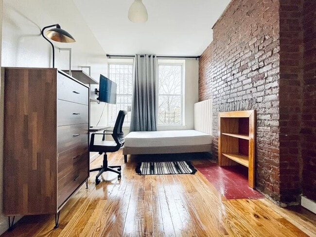 Foto del edificio - Furnished room/NOT APARTMENT