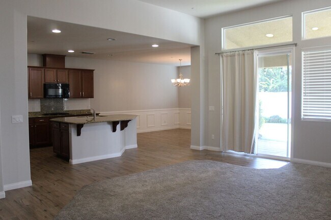 Foto del edificio - Northwest Bakersfield Home in the Village ...