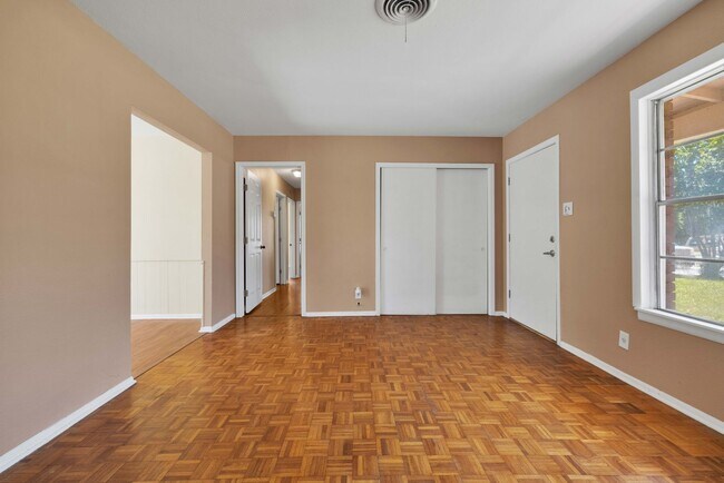 Foto del edificio - Beautiful 4 Bedroom/2 Bathroom Single Stor...