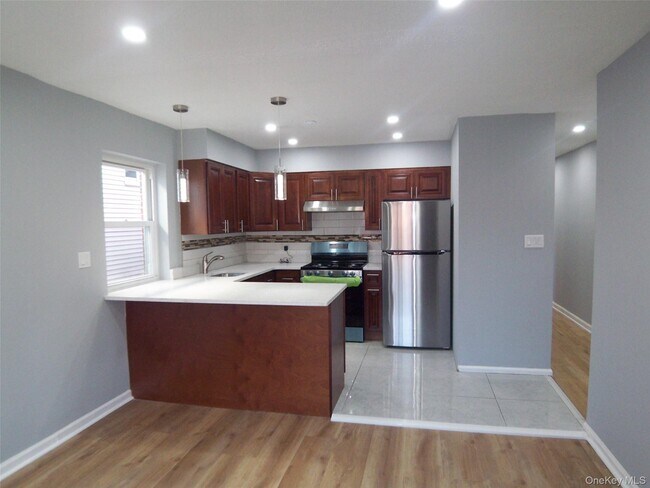 Foto del edificio - 1008 E 228th St