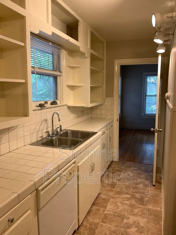 Building Photo - 1403 Drake Ave