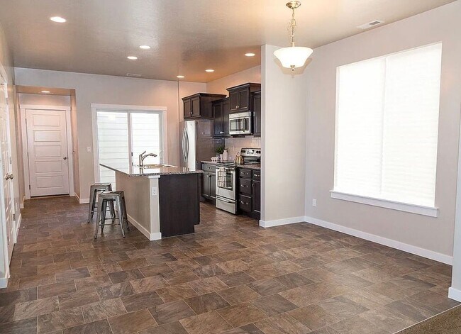 Building Photo - Cute 3 Bedroom 2.5 Home with a 2 Car Garage!