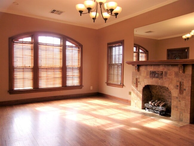 Building Photo - 3 BED 1 BATH TUDOR COTTAGE LAS VEGAS ADDIT...