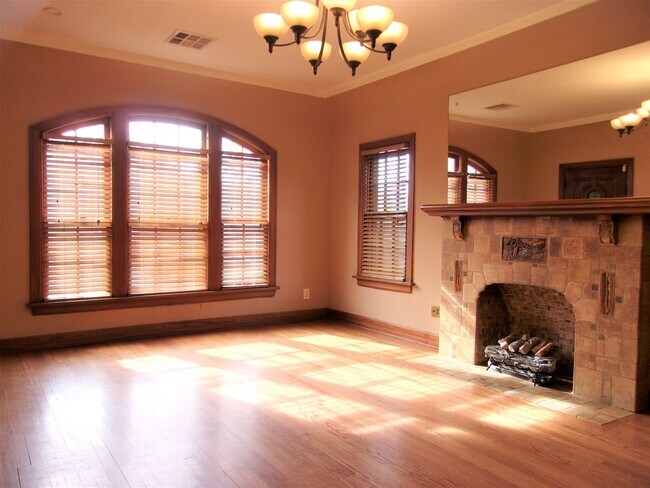 Foto del edificio - 3 BED 1 BATH TUDOR COTTAGE LAS VEGAS ADDIT...