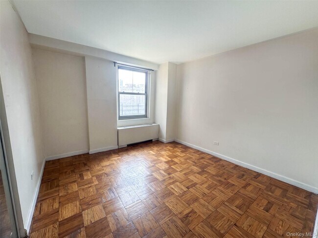 Foto del edificio - 61-20 Grand Central Pkwy
