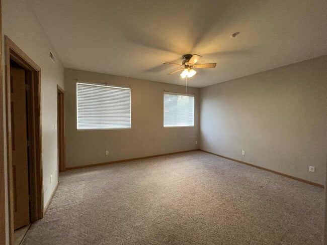 Building Photo - 565 N Strack St