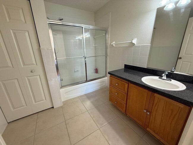 Building Photo - 33 Fenwick Ln