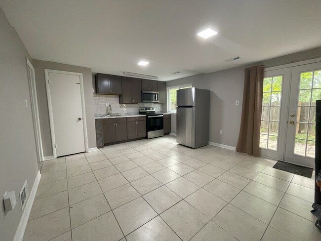 Sala de estar y comedor 1/2 - 9059 Centerway Rd