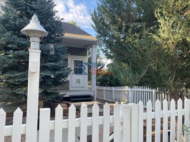 Foto del edificio - 737 Snowberry St