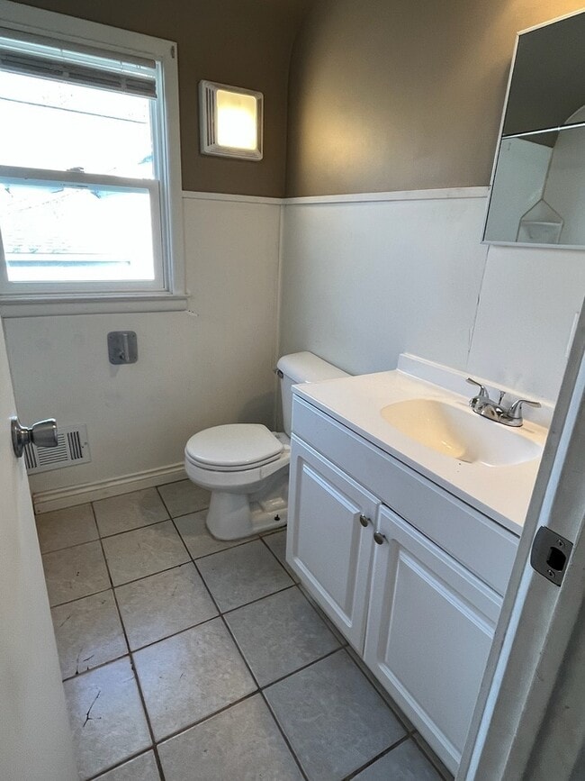 Building Photo - 217 W Cass St