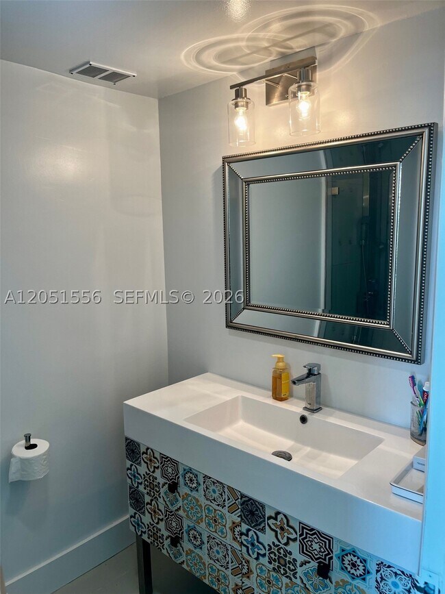 Foto del edificio - 10000 W Bay Harbor Dr