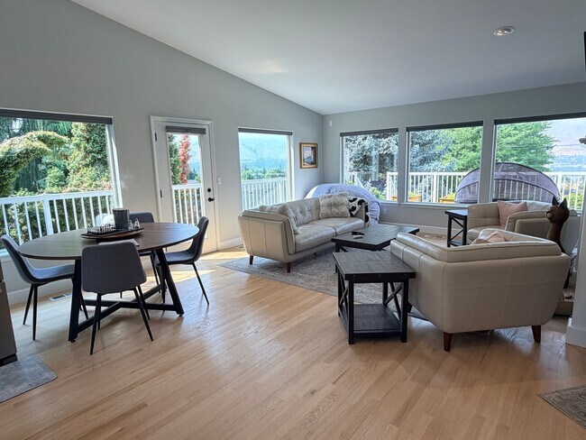 Foto del edificio - Executive 5 bed/4 bath home, POOL with pool service, decks with VIEWS, two kitchen/living room ar...